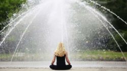 Achtsamkeit steigern durch Ernährung frau springbrunnen meditation
