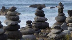 Wer wirft den ersten Stein steine tuerme meer rest