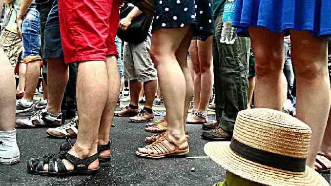 menschen schlange stehen wuerde calves