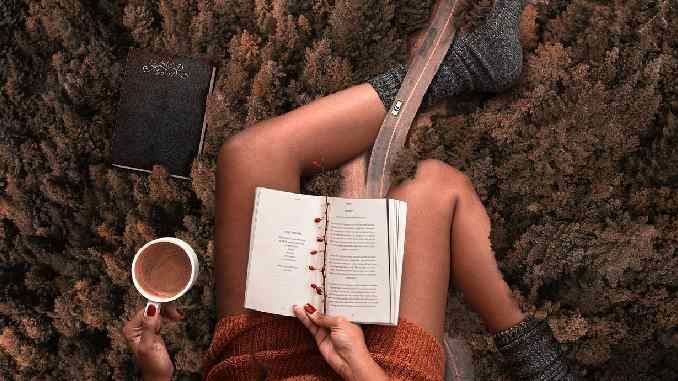frau lesen kaffee relax