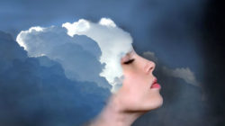 Was sind die Grundlagen der Spiritualität kopf frau wolken spirituell