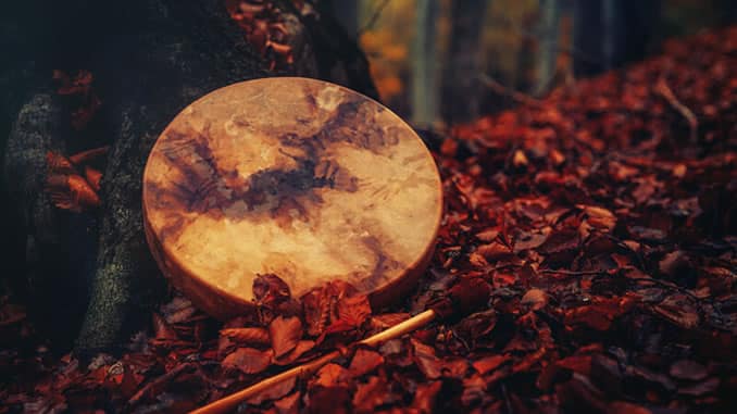 Canstockphoto jana stapel trommel wald.