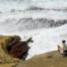 frau meer felsen water