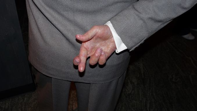 mann gekreuzte finger crossed fingers