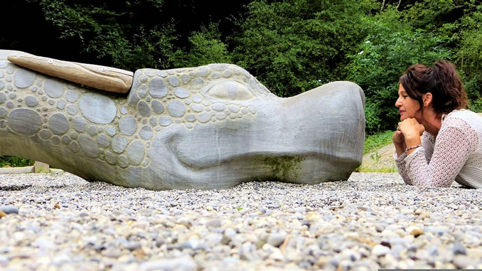 drachen kopf frau sand