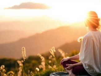 eine Frau praktiziert in Meditation die Kunst sich selbst dankbar zu sein