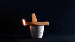 Räuchern mit Weihrauch holz rauechern topf