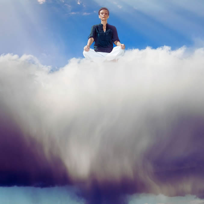 frau meditieren wolken