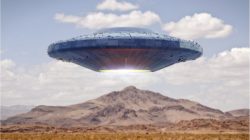 Prä-Astronautik und Esoterik natur ufo über einem Berg