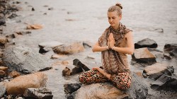 Schweige Retreat in Deutschland frau meditation natur canva