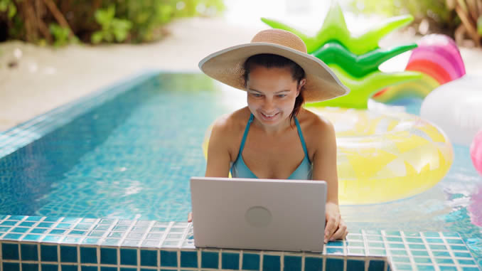Frau im Wasser mit Laptop