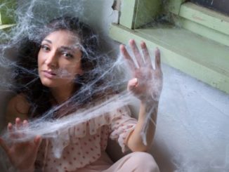 Frau in Spinnennetz gefangen