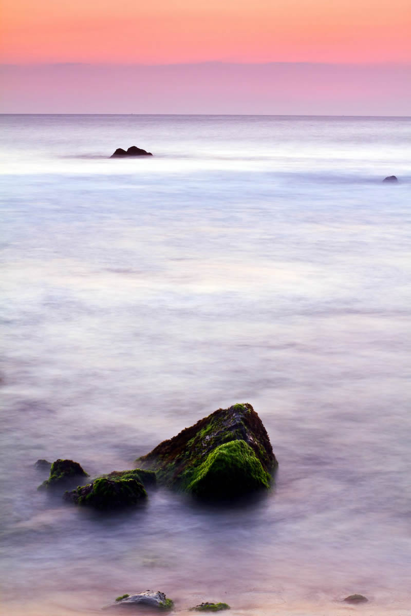 meer im nebel mit violettem horizont