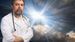 Religion und Wissenschaft Mann im Arztkittel vor religioesem Hintergrund