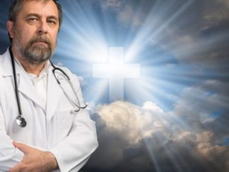 Mann im Arztkittel vor religioesem Hintergrund