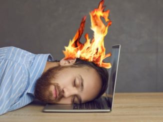 ausgebrannt sein mann feuer laptop schlafen