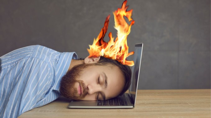 ausgebrannt sein mann feuer laptop schlafen