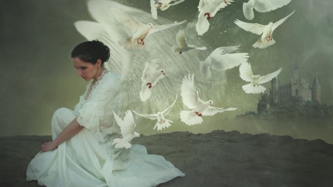 Frau als Engel mit Tauben