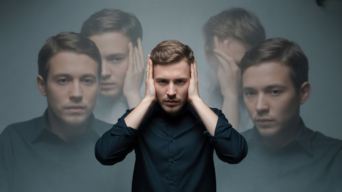 Wissen ohne Bewusstsein ein Mann hält sich die Ohren zu