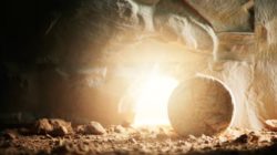 Jesus das Licht der Welt hinter einem runden stein faellt ein greller lichtstrahl in eine hoehlenoeffnung