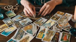 Frage an das Tarot Orakel Frau legt Karten aus