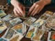 Frage an das Tarot Orakel Frau legt Karten aus