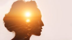 Philosophie die Liebe zur Weisheit Sonnenaufgang am Wasser in Frauenkopf Silhouette