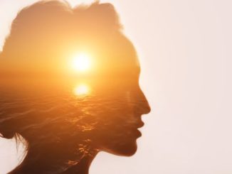 Sonnenaufgang am Wasser in Frauenkopf Silhouette