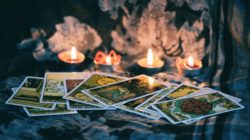 Frage an das Tarot Orakel Tarotkarten mit Teelichtern