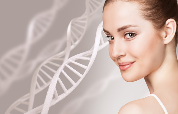 Spirituelle Medizin Gesicht einer Frau vor weißer DNA