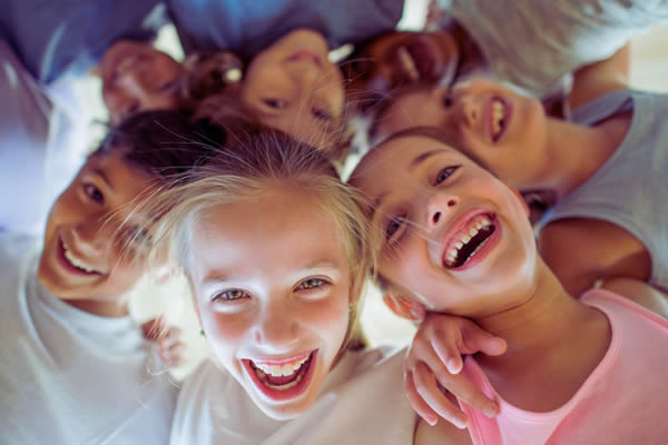 lachende Kinder von oben fotografiert