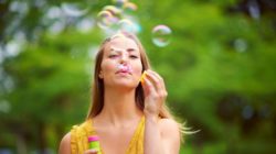 7 Wege dein inneres Kind zu heilen kind frau seifenblasen canva