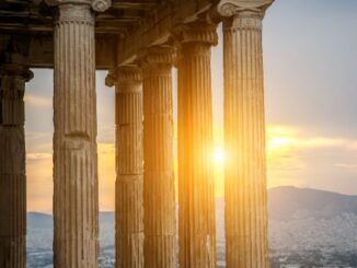 griechische kolonnade bei sonnenuntergang