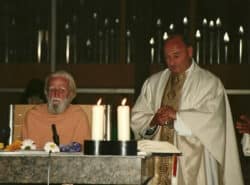 München 3. Oktober 1991
1. Jahrestag der Neuen Deutschen Einheit
Benediktinerabtei St. Bonifaz
Die Mönche Bede Griffiths & Odilo Lechner
Eucharistiefeier mit 800 Menschen