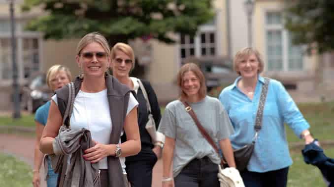 Julia Bleser von Mindcleanse mit einer Gruppe Frauen