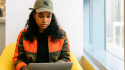 Warum die Einstellung von Remote-Entwicklern die perfekte Lösung für Ihr App-Projekt ist junge Frau am Laptop