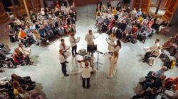 Human Symphony Menschen singen fröhlich im Kreis in der Kirche