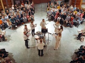 Human Symphony Menschen singen fröhlich im Kreis in der Kirche