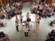Human Symphony Menschen singen fröhlich im Kreis in der Kirche