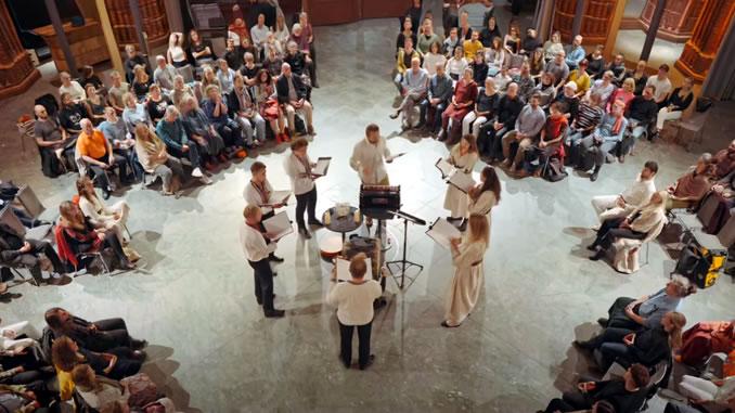 Human Symphony Menschen singen fröhlich im Kreis in der Kirche