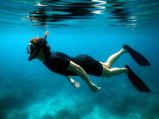 Schnorcheln im Wasser entspannt