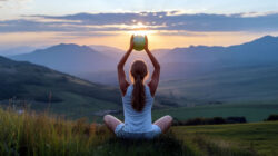 Künstliche Intelligenz für das Gute Sitzende Frau auf einer Wiese hält eine Weltkugel hoch