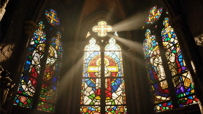 Kirchenfenster aus buntem Glas