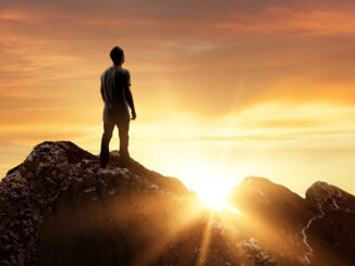 moderner Mystiker auf einem Berg