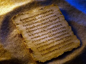 alte Schrift im Sand liegend