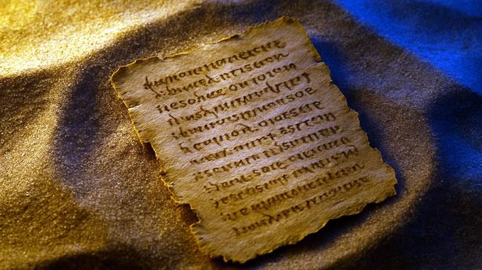 alte Schrift im Sand liegend