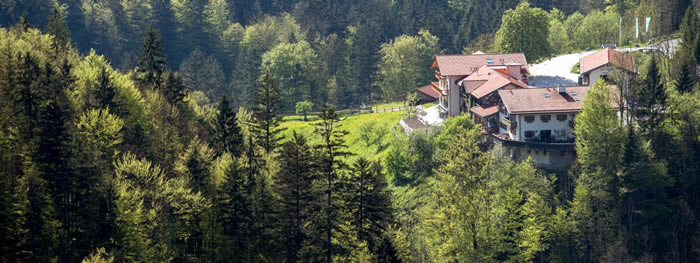 Spirituelle Kraft des Wassers Naturhotel Mauthäusl in Vogelperspektive
