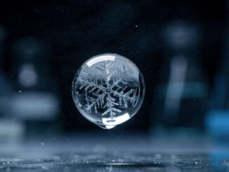 Wasserkristall in einem Wassertropfen