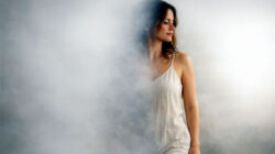 weibliche Spiritualität Frau von der Seite im Nebel