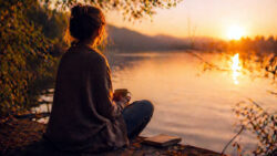 Leben hinterfragen Frau in einem ruhigen Moment beim Sonnenuntergang